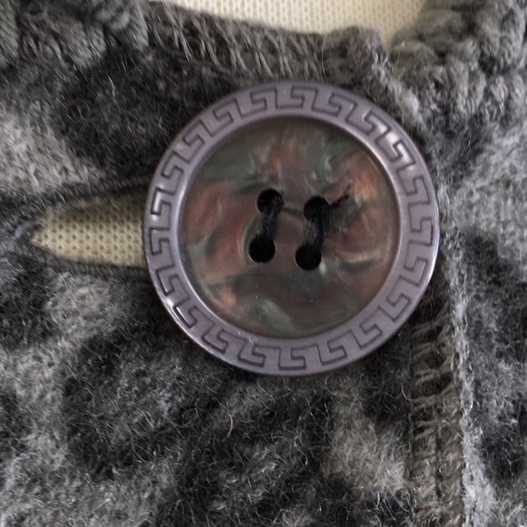 JH Collectibles Woman Gray Animal Print Wool Cardigan - Picture 6 of 10